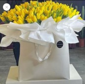 101 желтый тюльпан в упаковке и пакете