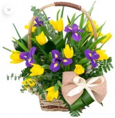 15 желтых тюльпанов с ирисами в корзине