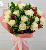 15 белых роз с красной альстромерией в упаковке